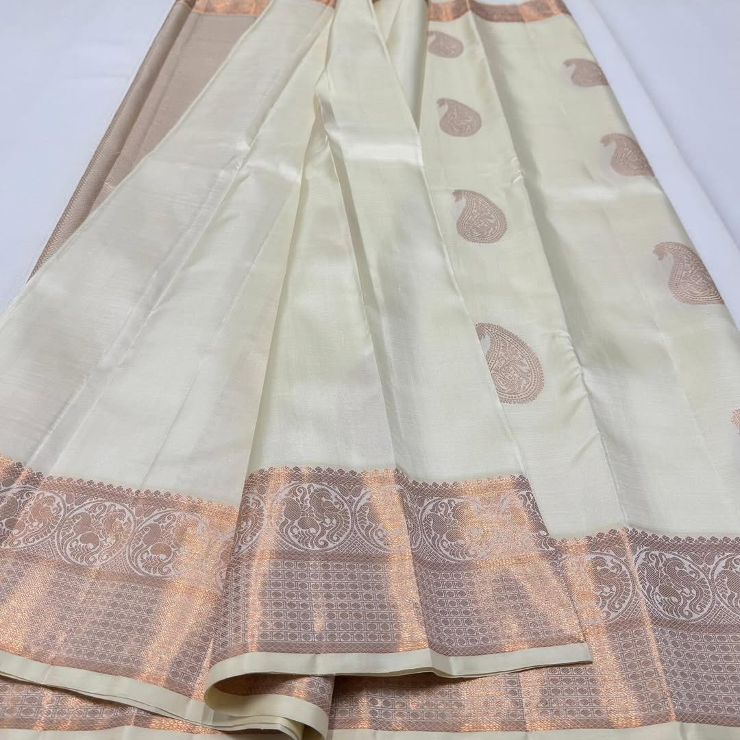 Flaunt Off White Soft Silk Saree With Sumptuous Blouse Piece