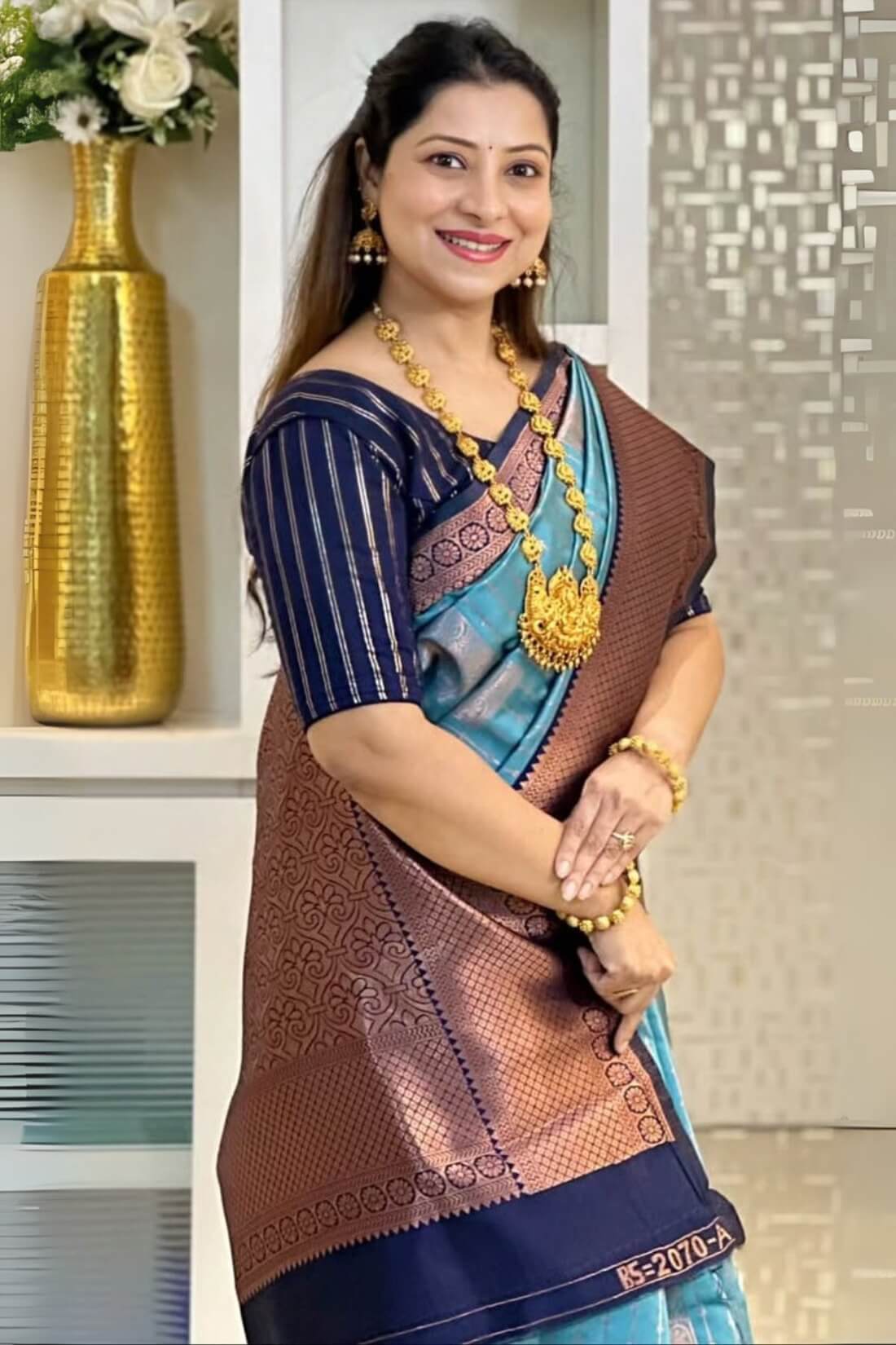 Verdant Firozi Soft Silk Saree With Supernal Blouse Piece