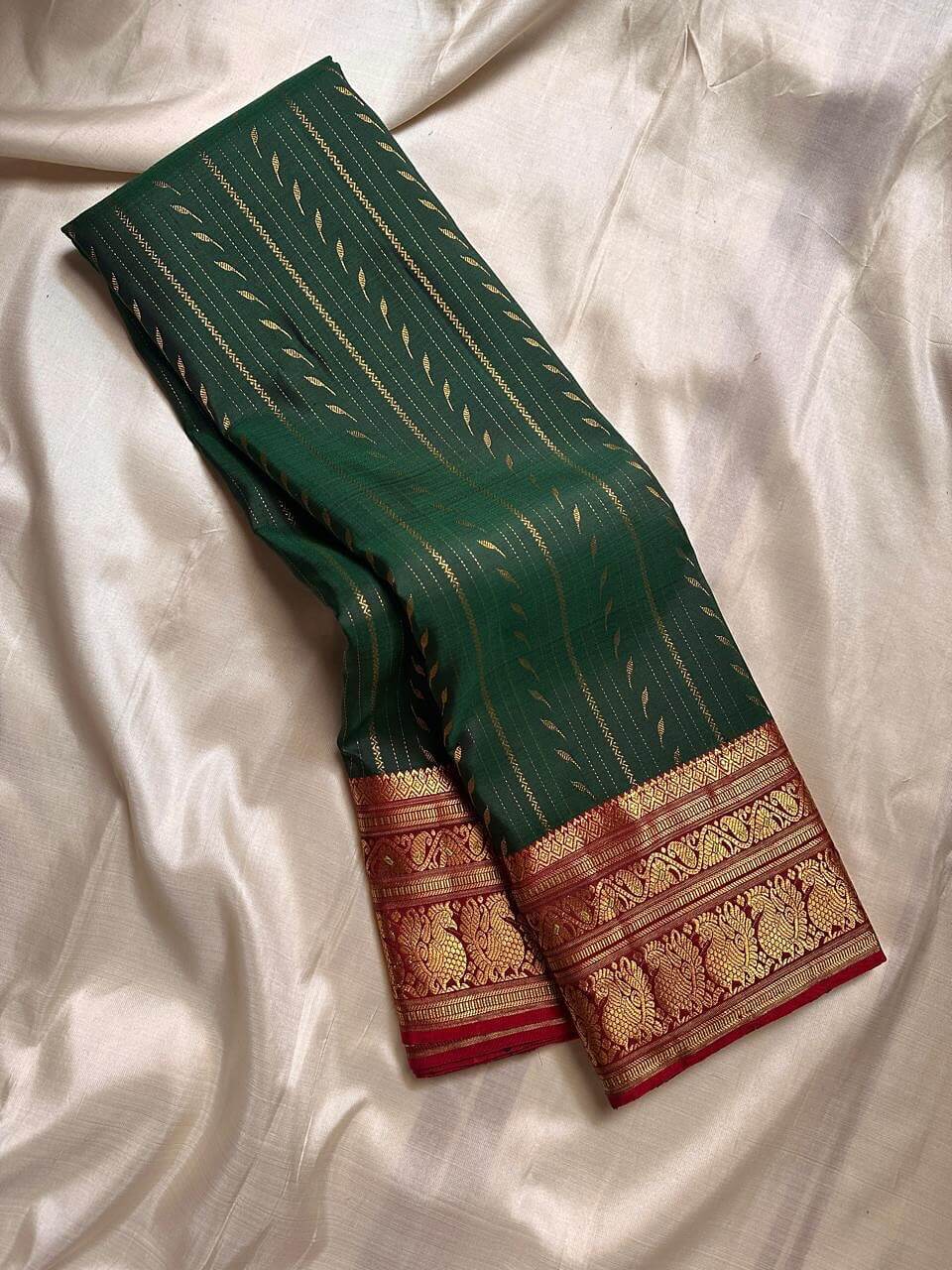 Resplendent Dark Green Soft Silk Saree With Lustrous Blouse Piece