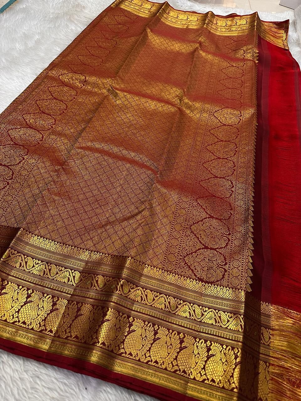 Resplendent Dark Green Soft Silk Saree With Lustrous Blouse Piece