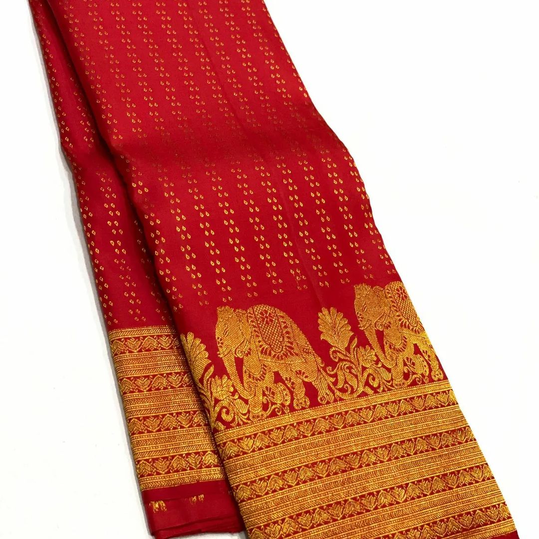 Desirable Red Soft Banarasi Silk Saree With Opulent Blouse Piece
