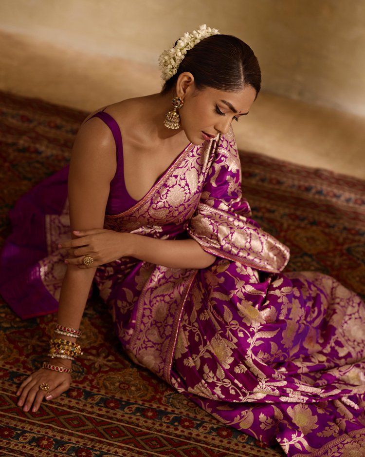 Elaborate Purple Soft Silk Saree With Luxuriant Blouse Piece
