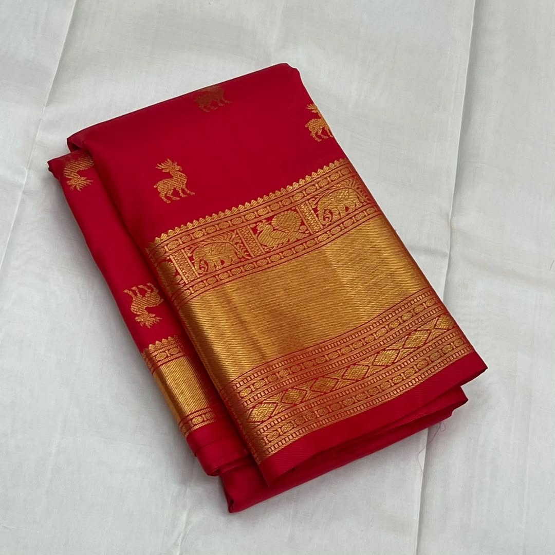 Proficient Red Soft Banarasi Silk Saree With Seraphic Blouse Piece