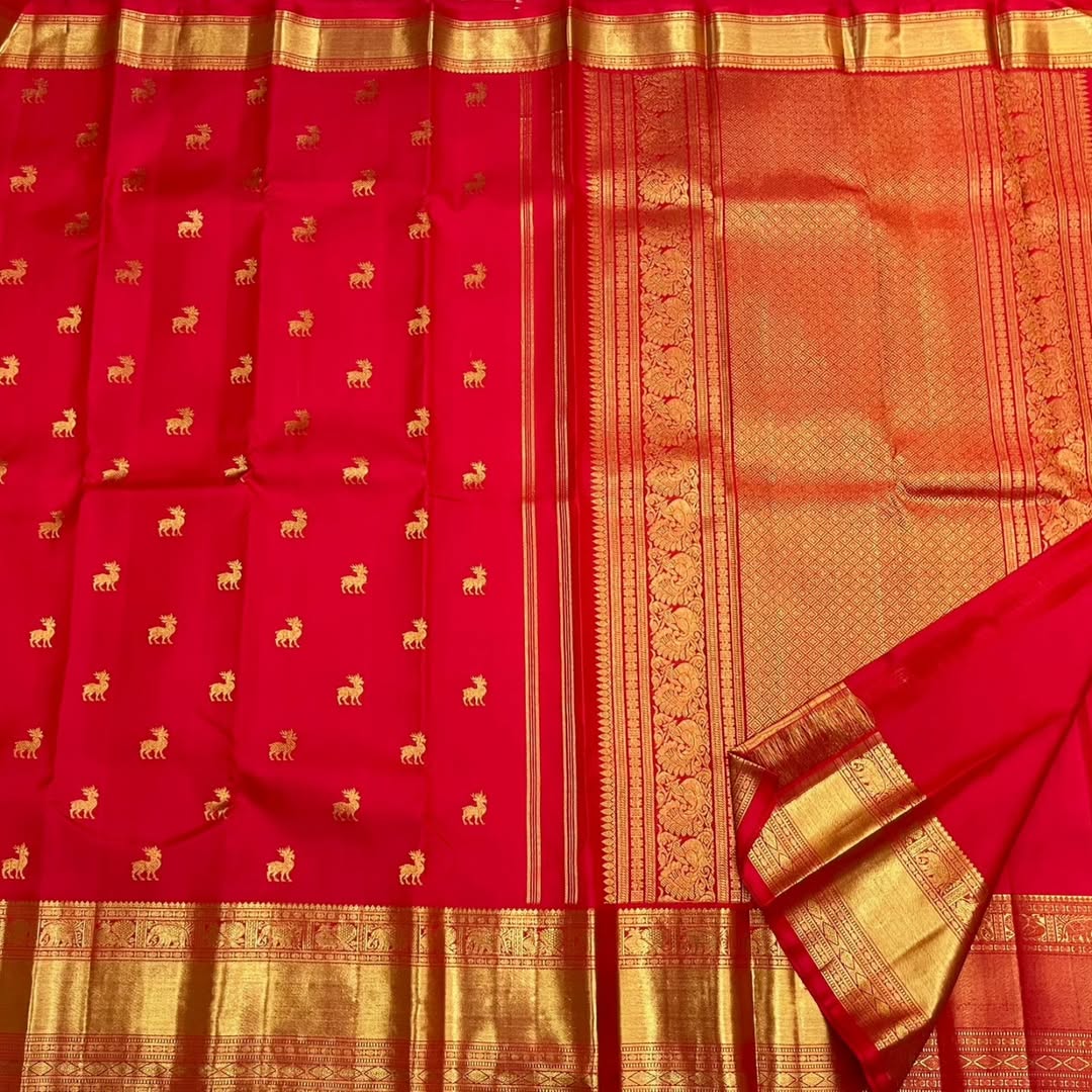 Proficient Red Soft Banarasi Silk Saree With Seraphic Blouse Piece
