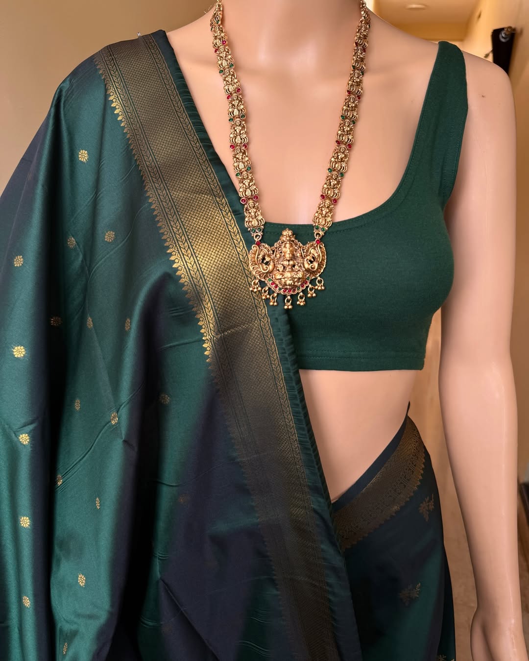 Excellent Dark Green Soft Banarasi Silk Saree With Rhapsodic Blouse Piece