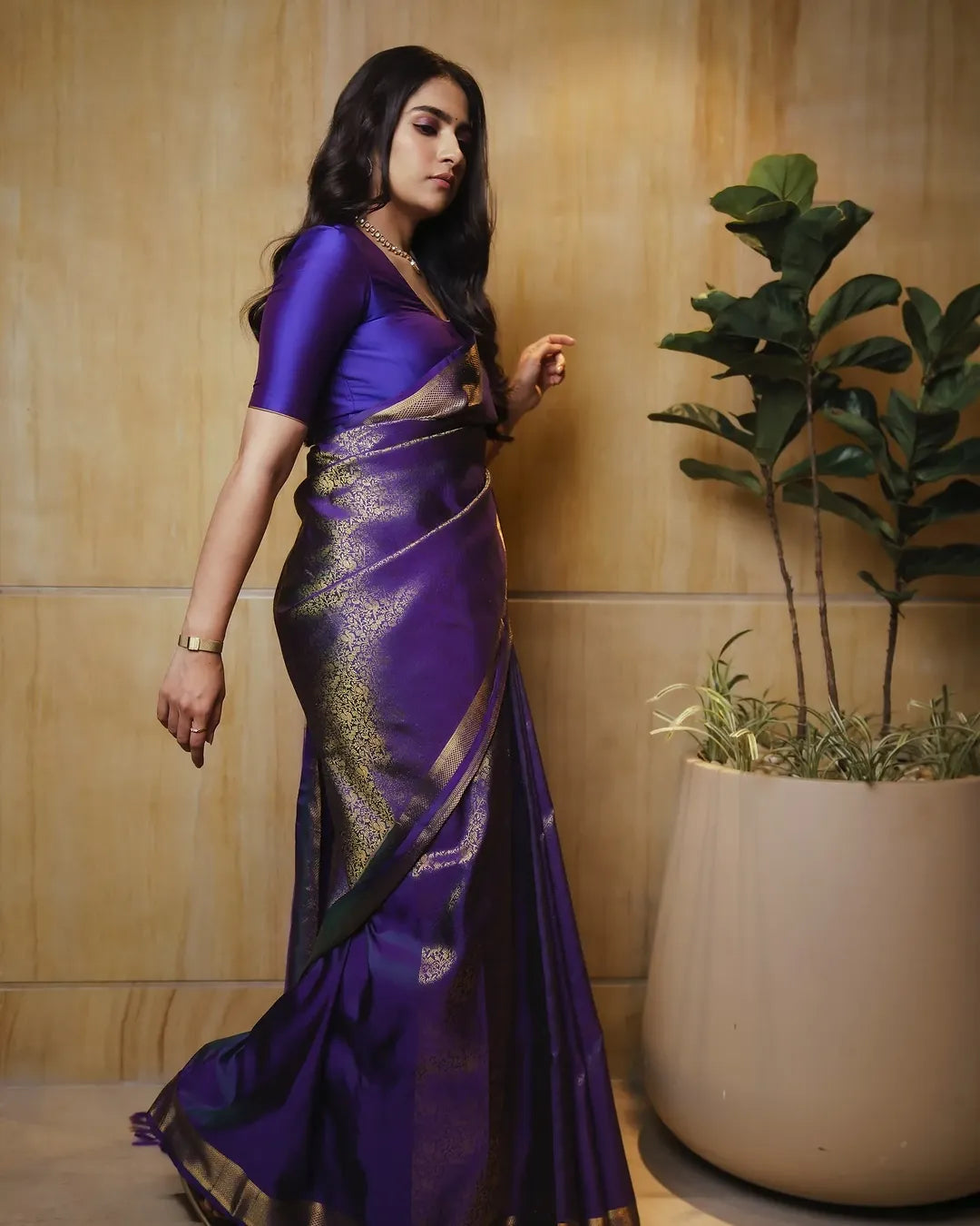 Comely Royal Blue Soft Silk Saree With Evocative Blouse Piece