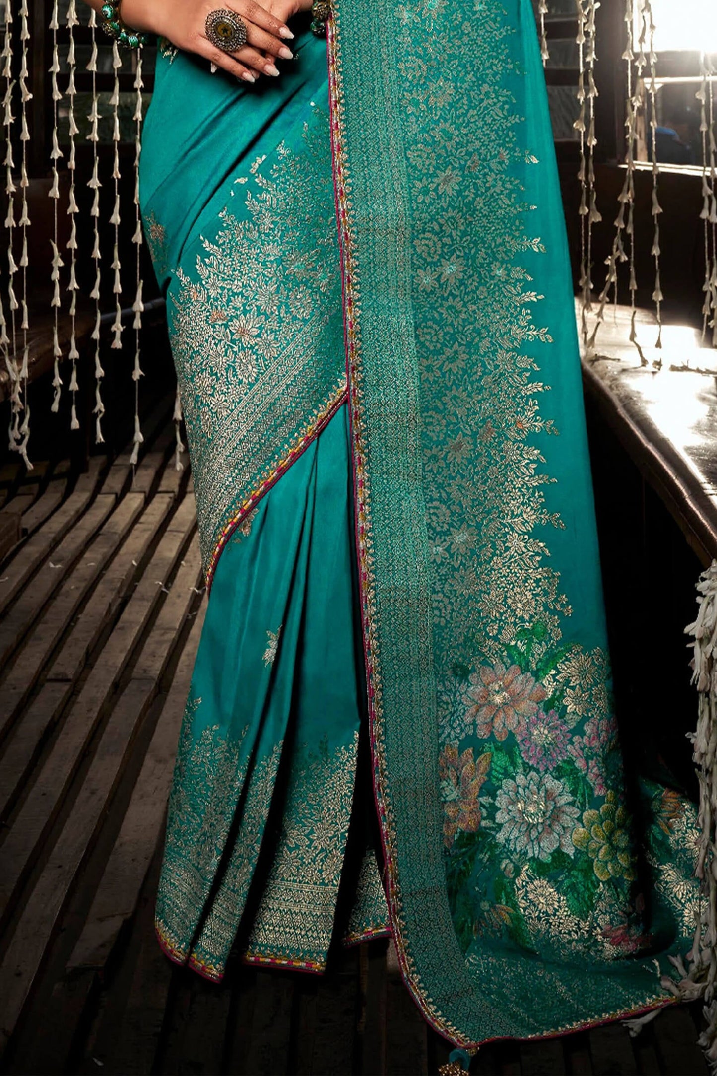 Eclat Sea Green Pure Viscose Dola Silk Saree With Enigmatic Blouse Piece