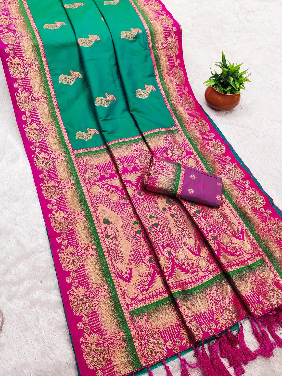 Efflorescence Sea Green Paithani Silk Saree With Eclat Blouse Piece