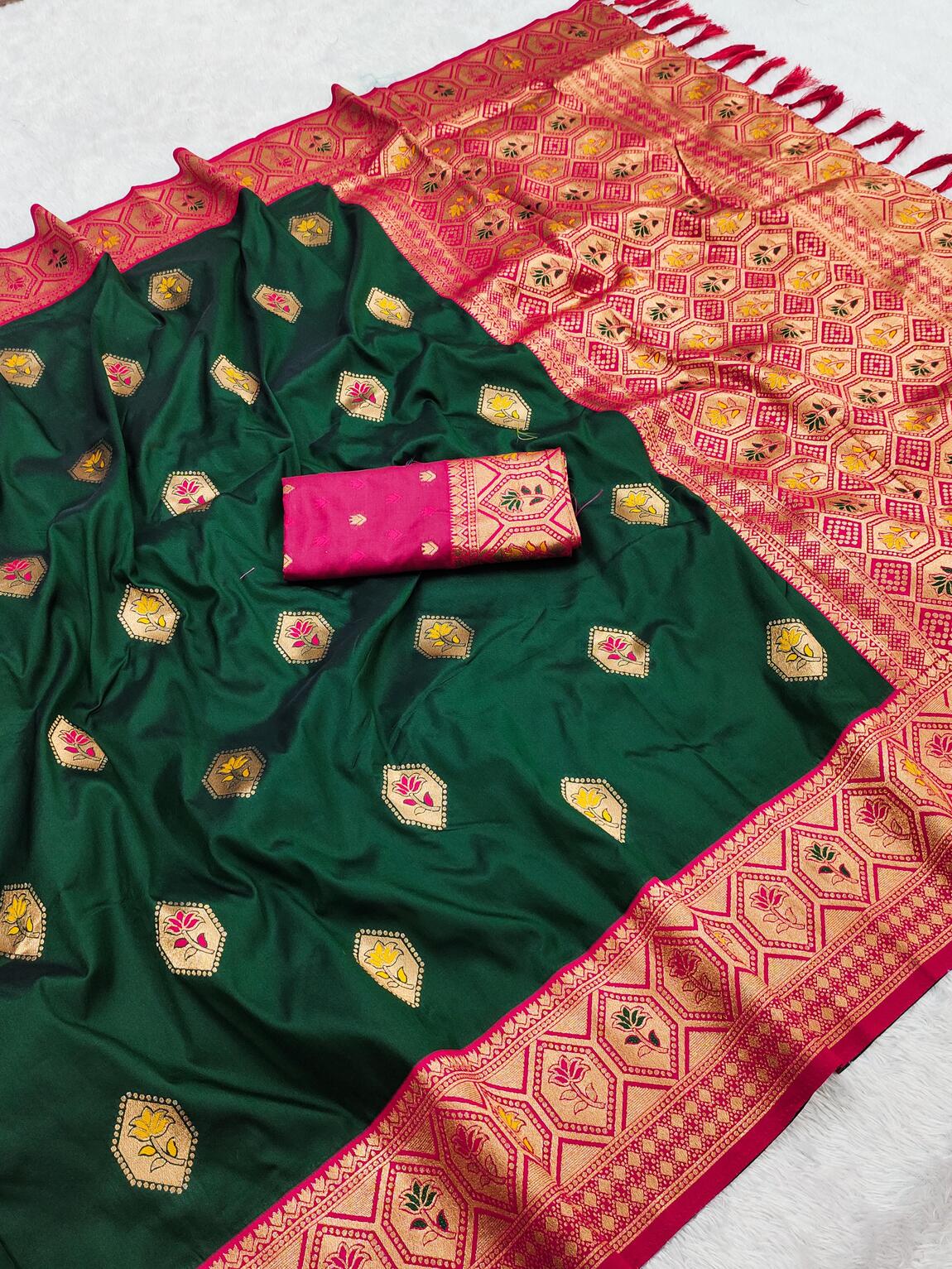 Marvellous Dark Green Soft Banarasi Silk Saree With Tremendous Blouse Piece