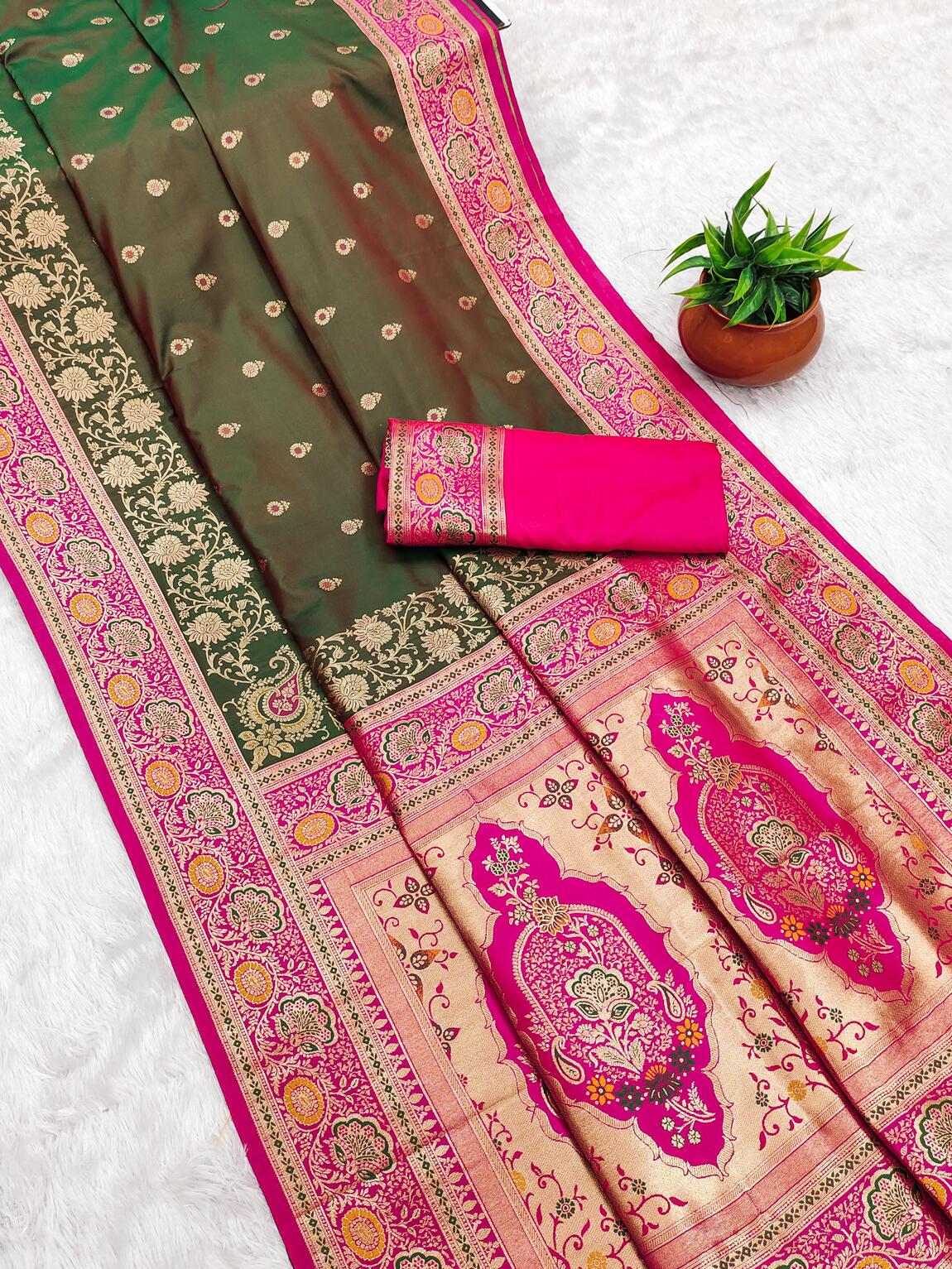 Amiable Green Soft Banarasi Silk Saree With Opulent Blouse Piece