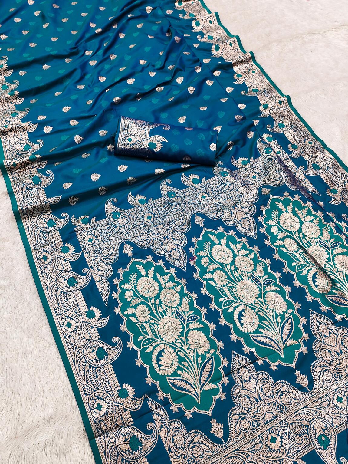Phenomenal Blue Soft Banarasi Silk Saree With Adorning Blouse Piece