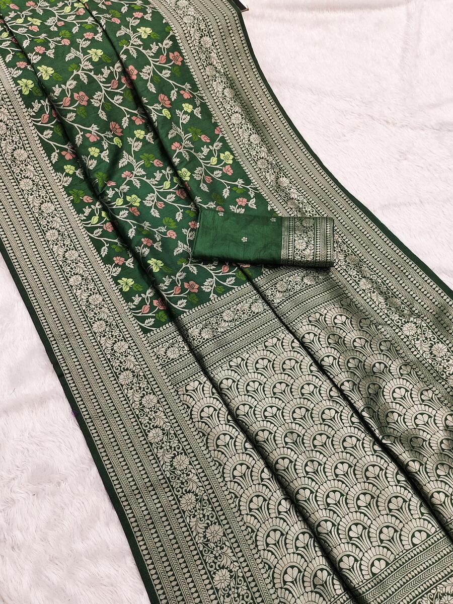 Mellifluous Dark Green Soft Banarasi Silk Saree With Lassitude Blouse Piece