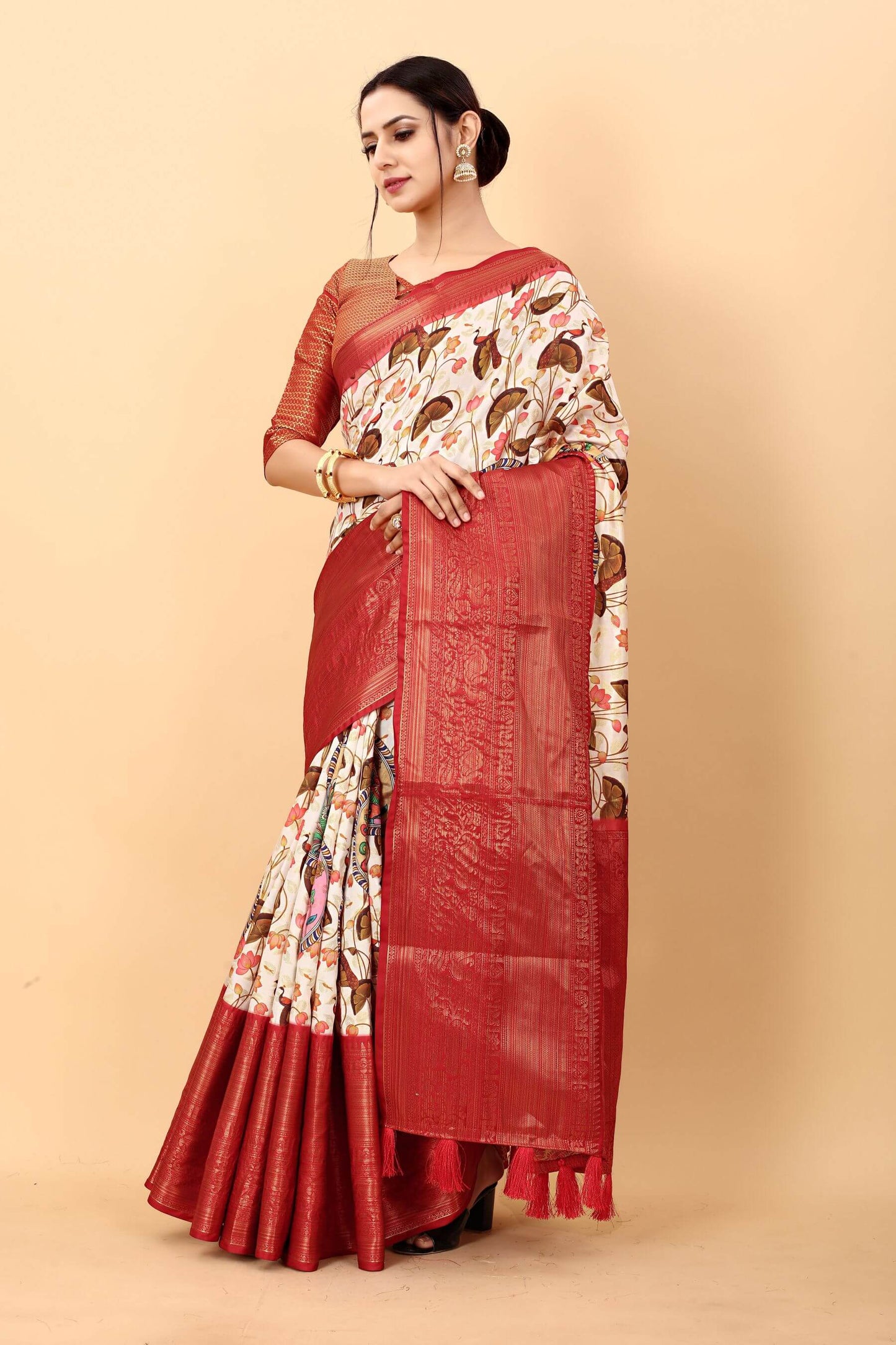 Magnetic Beige Kalamkari Printed Saree With Redolent Blouse Piece