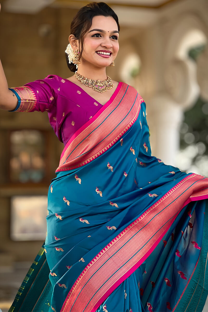 Beleaguer Rama Paithani Silk Saree With Conflate Blouse Piece