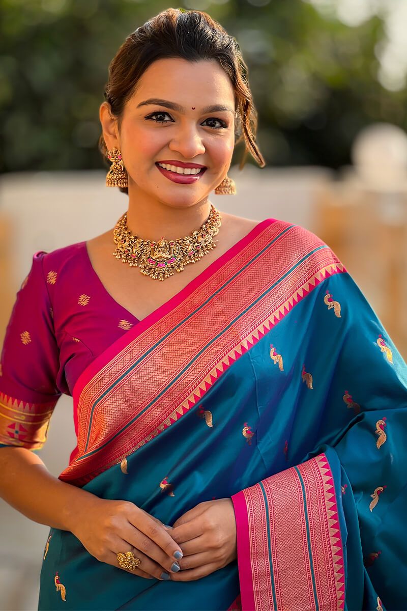 Beleaguer Rama Paithani Silk Saree With Conflate Blouse Piece