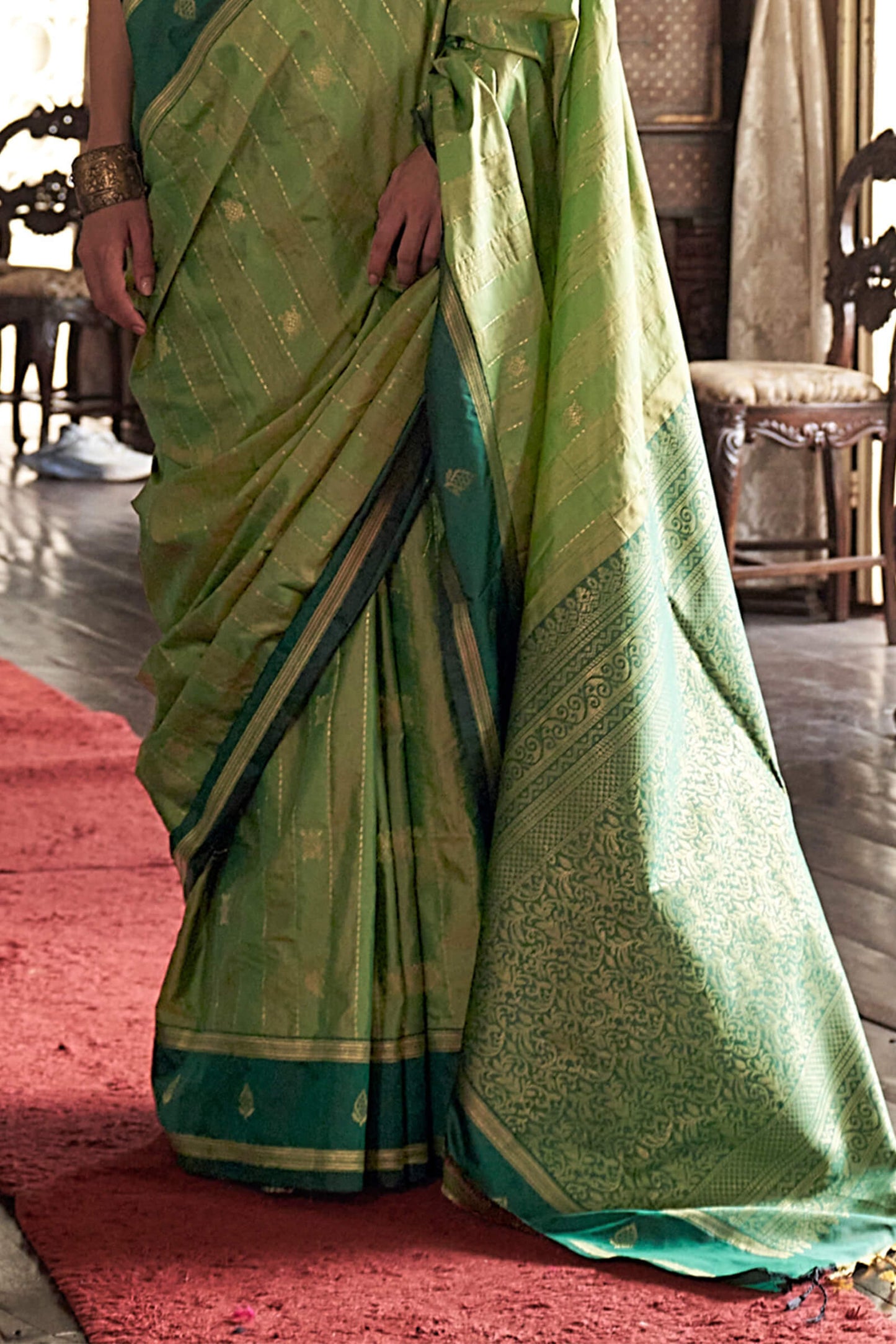 Enamoring Green Banarasi Tussar Silk Saree With Winsome Blouse Piece