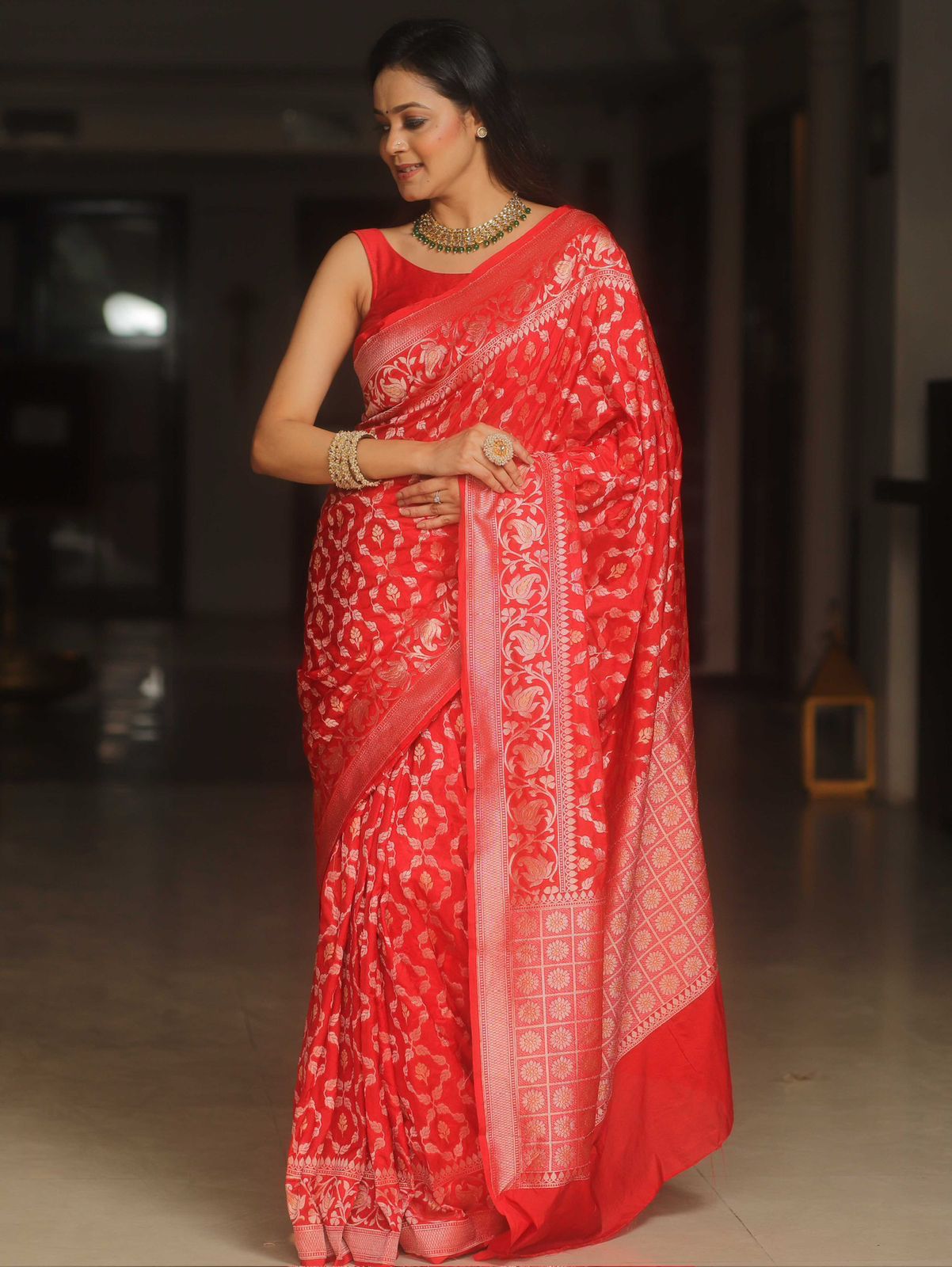 Mesmeric Red Soft Silk Saree With Blooming Blouse Piece