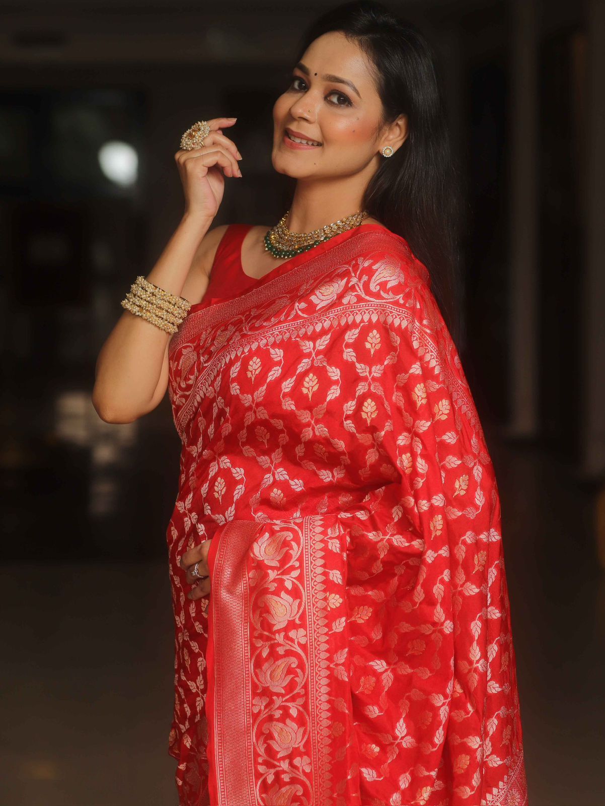 Mesmeric Red Soft Silk Saree With Blooming Blouse Piece