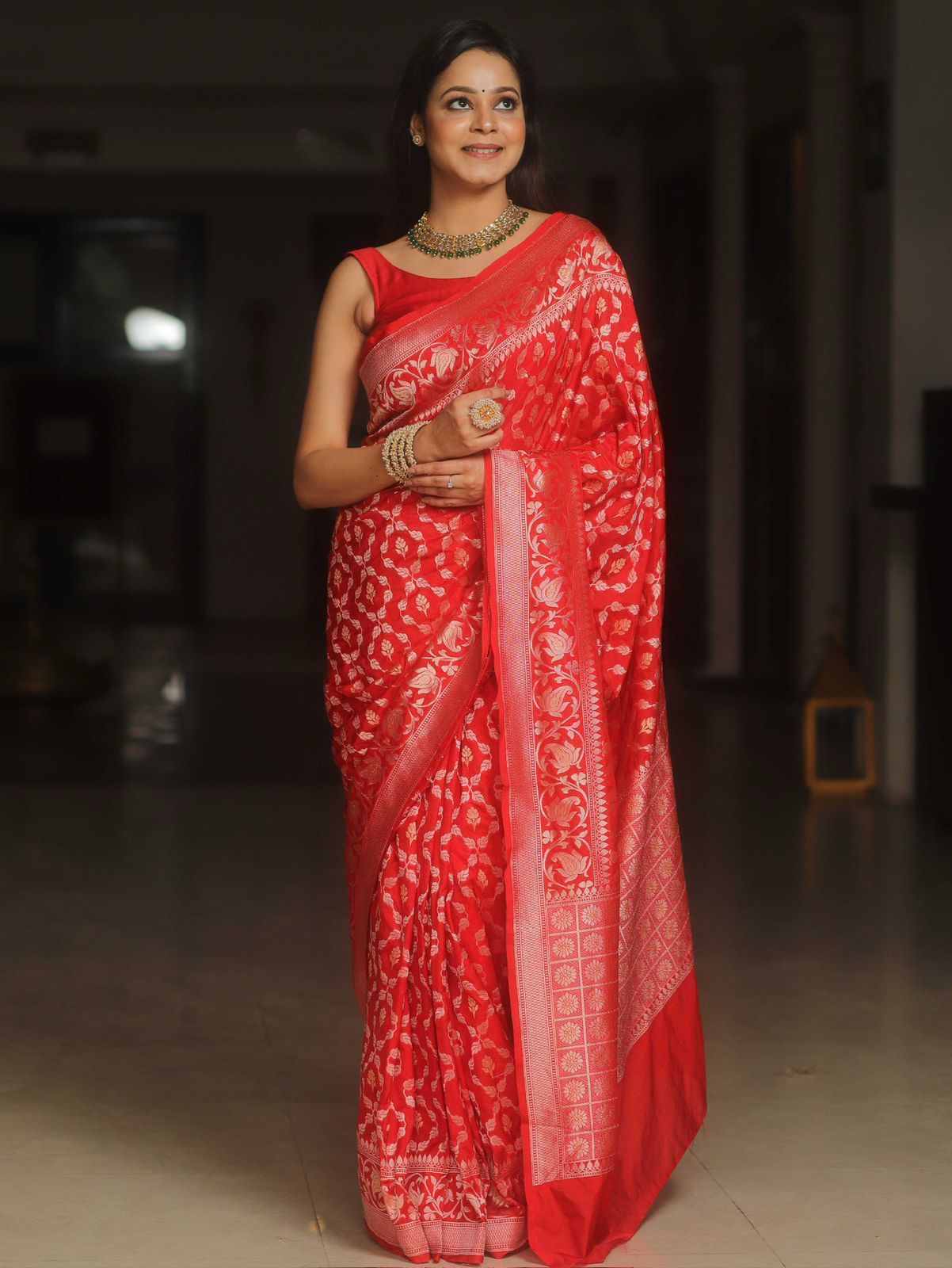 Mesmeric Red Soft Silk Saree With Blooming Blouse Piece