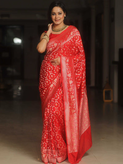 Mesmeric Red Soft Silk Saree With Blooming Blouse Piece