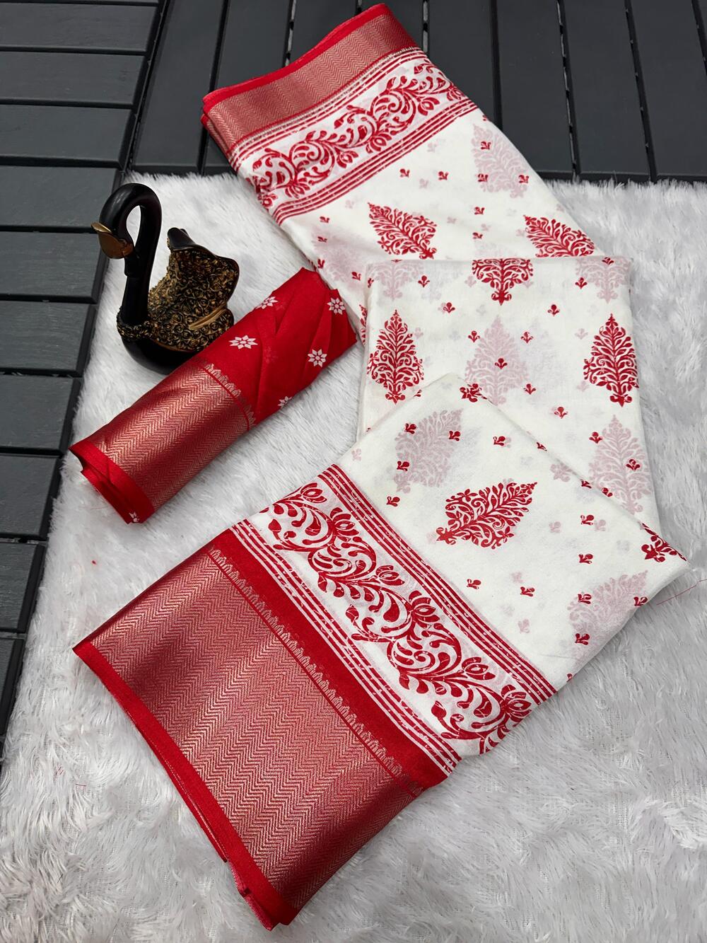 Pleasurable Off White Digital Printed Dola Silk Saree With Supernal Blouse Piece