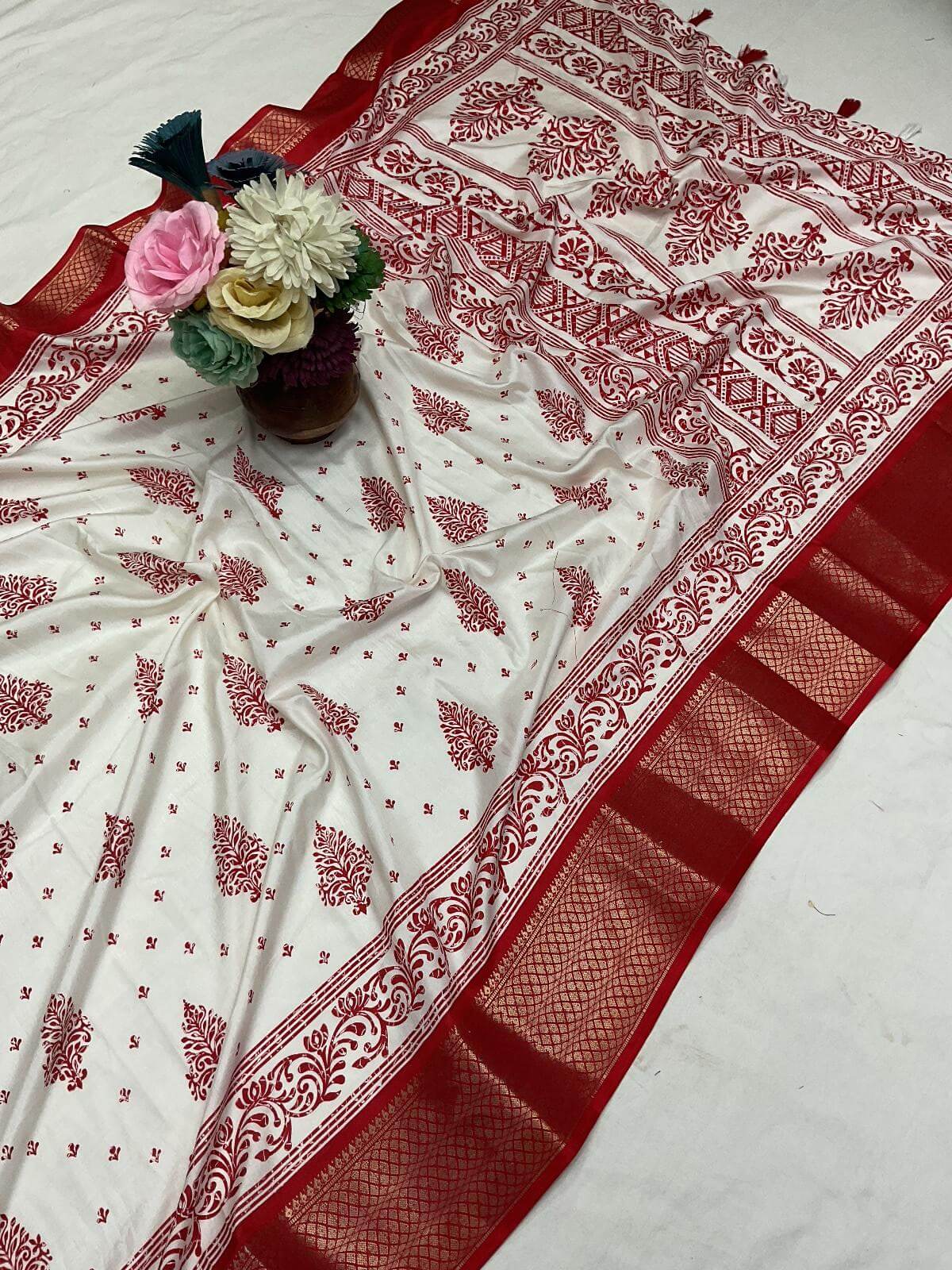 Pleasurable Off White Digital Printed Dola Silk Saree With Supernal Blouse Piece