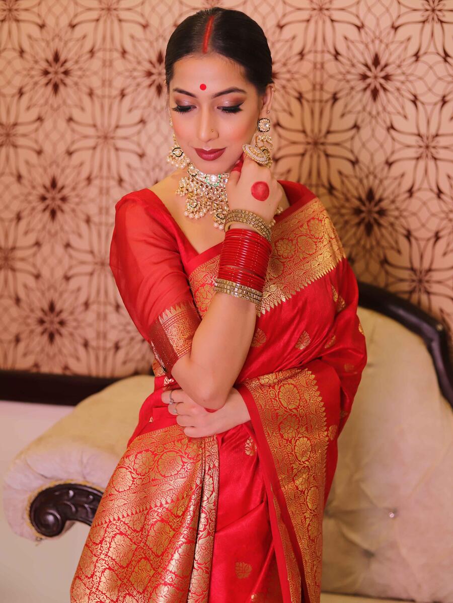 Eloquence Red Soft Silk Saree With Marvellous Blouse Piece