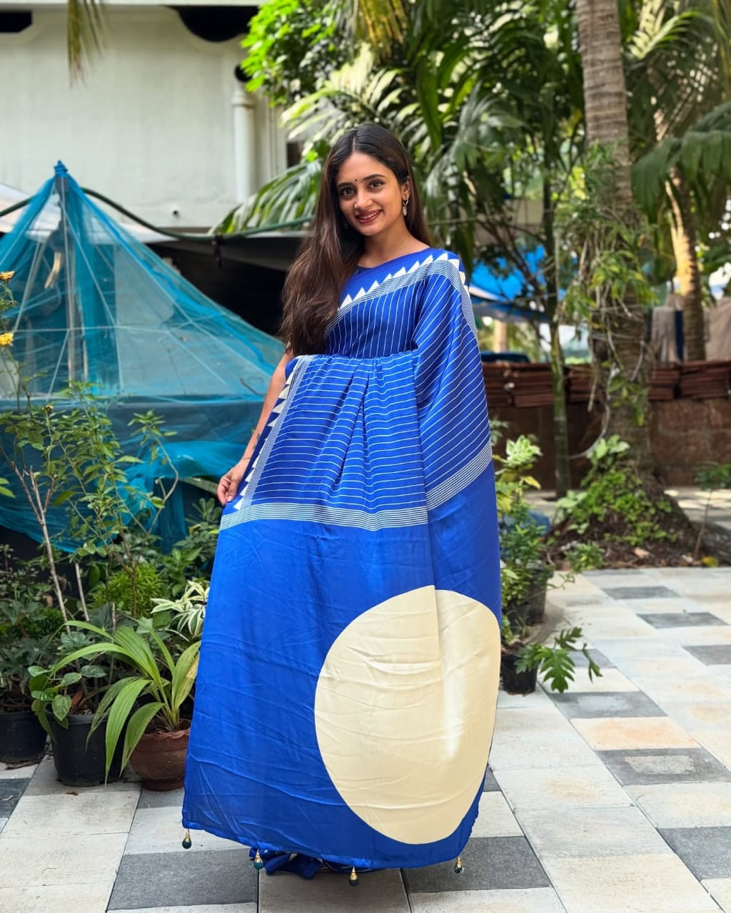 Tantalizing Royal Blue Digital Printed Crape Silk Saree With Beguiling Blouse Piece
