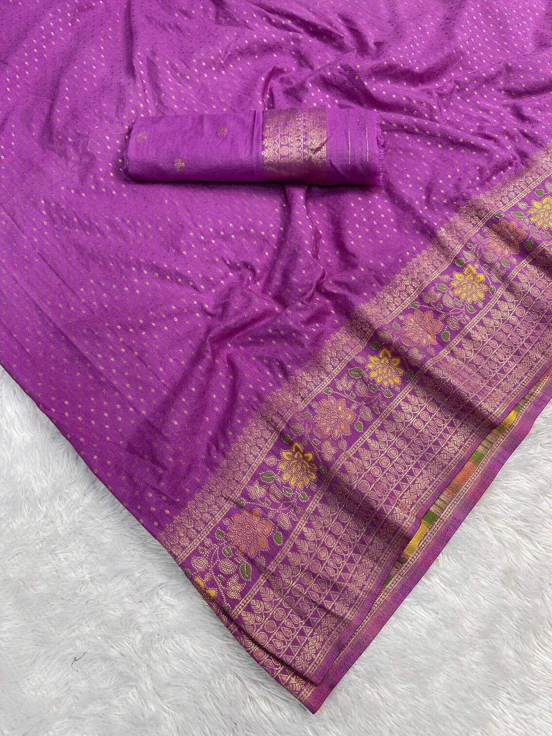 Beautiful Lavender Soft Banarasi Silk Saree With Snazzy Blouse Piece