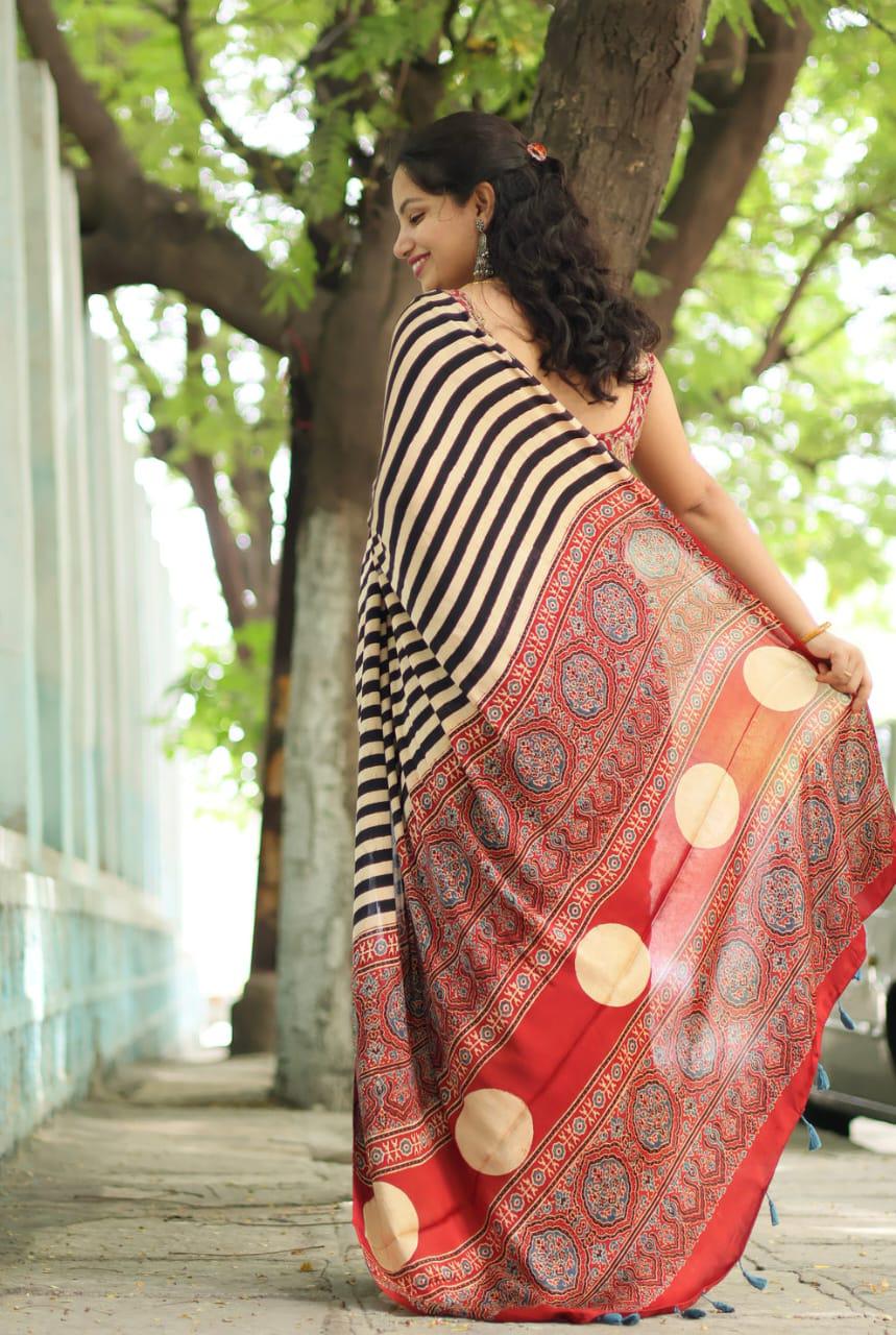 Posh Off White Digital Printed Crape Silk Saree With Classy Blouse Piece