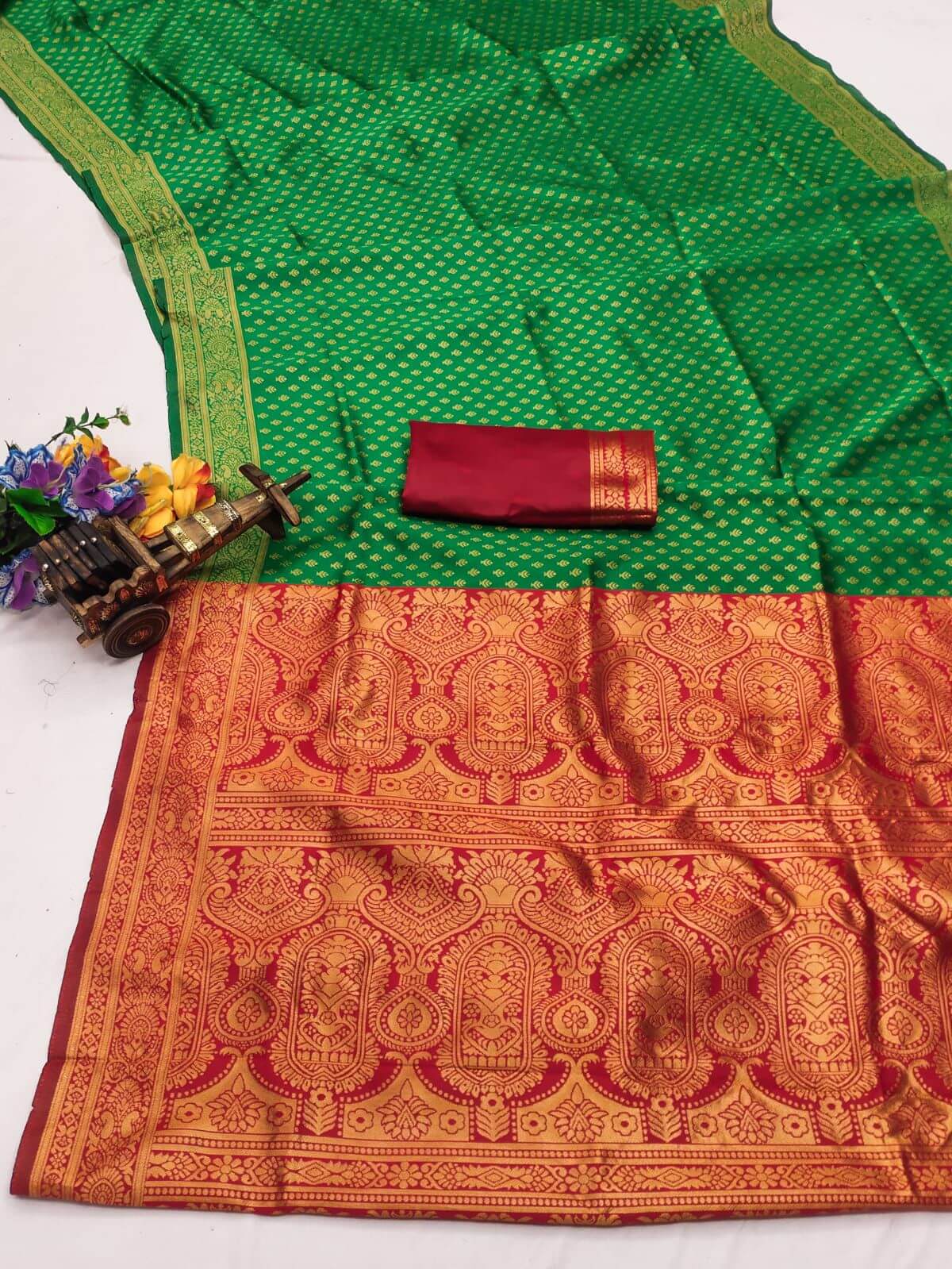 Lustrous Dark Green Soft Silk Saree With Redolent Blouse Piece