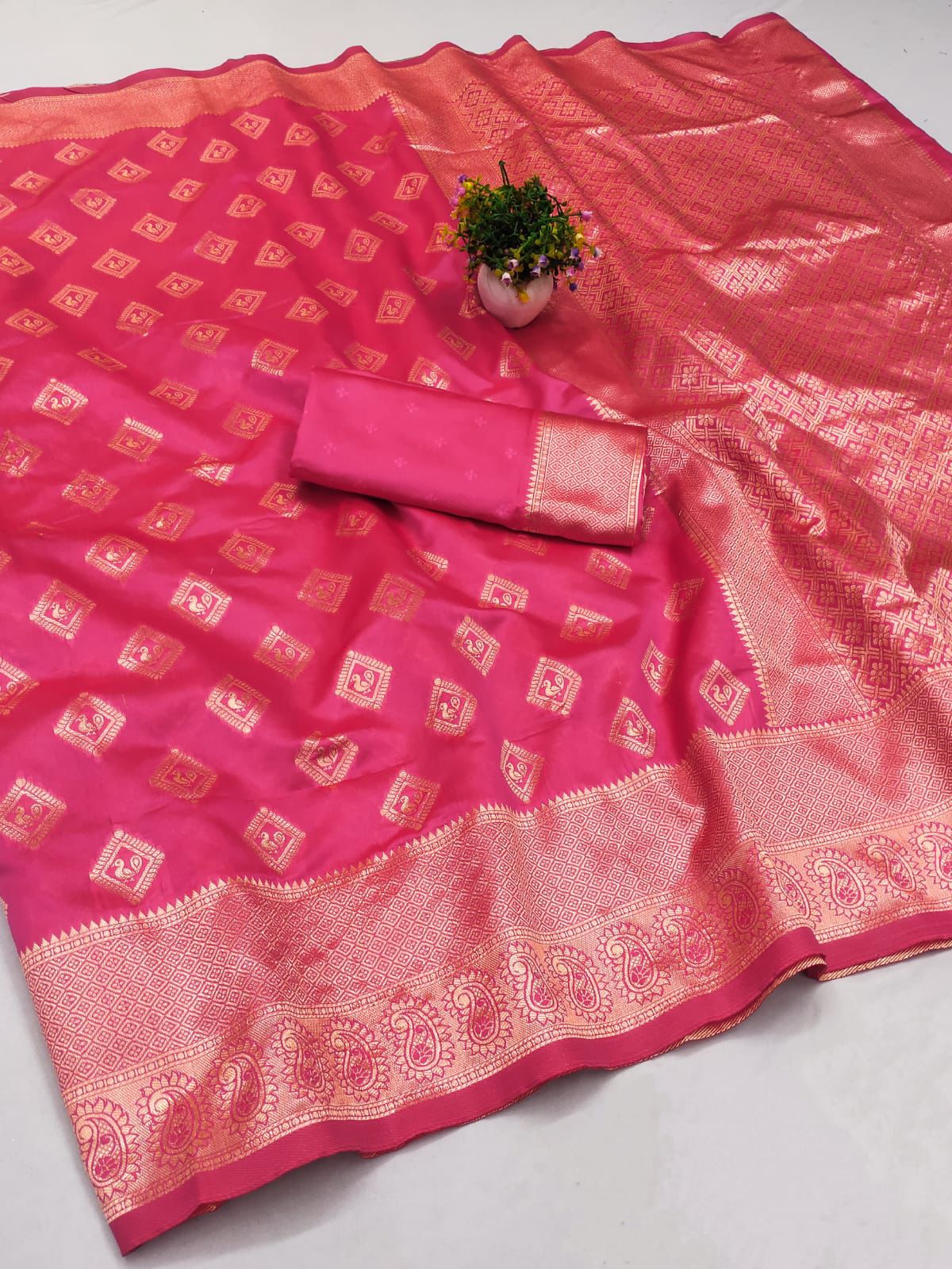 Beauteous Dark Pink Soft Silk Saree With Redolent Blouse Piece