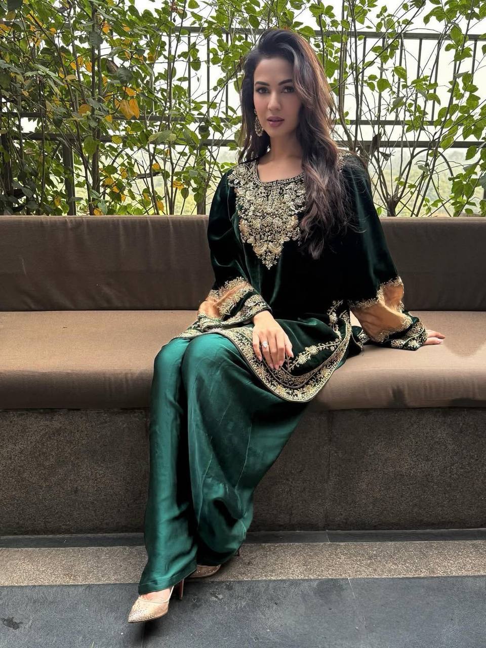 Emerald Green Velvet Heavy Embroidered Kurta Pant Set with Dupatta – Festive & Wedding Wear